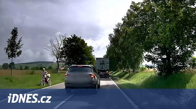 VIDEO: Řidič bezohledně předjížděl, i když měl v protisměru cyklistku