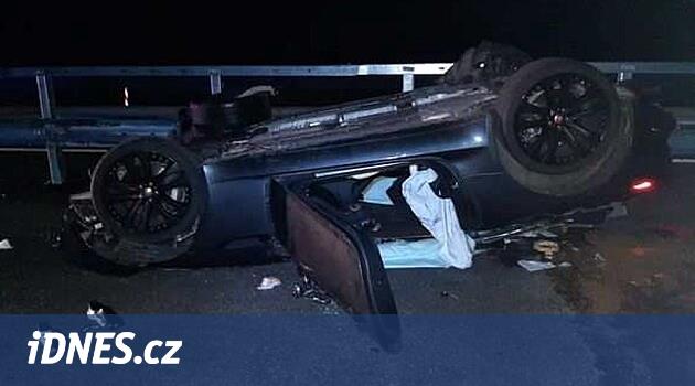 Stejná nehoda na zavřené části D35. Po najetí do haldy štěrku se převrátil další vůz