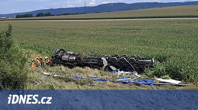 Na D1 se u Lipníku nad Bečvou převrátil kamion, směr k Ostravě je uzavřen
