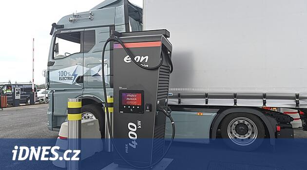 První v Česku. U D1 zprovoznili veřejnou dobíjecí stanici pro elektrokamiony