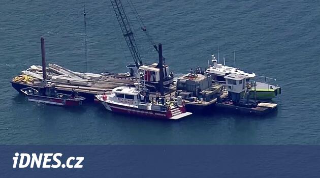 Dvě děti zemřely po srážce plachetnice s nákladní lodí na letním táboře v Miami