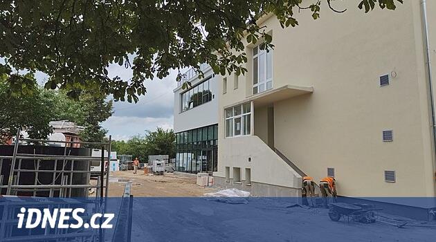 Postavte mi cestu, jinak školu nedostavíte, vyhrožuje soused před kolaudací