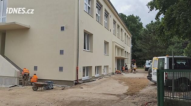 Rok dokončená škola má konečně razítko, žáci se z provizoria vrátí v září