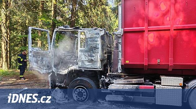 V Orlických horách hořel kamion se štěpkou, oheň zničil kabinu