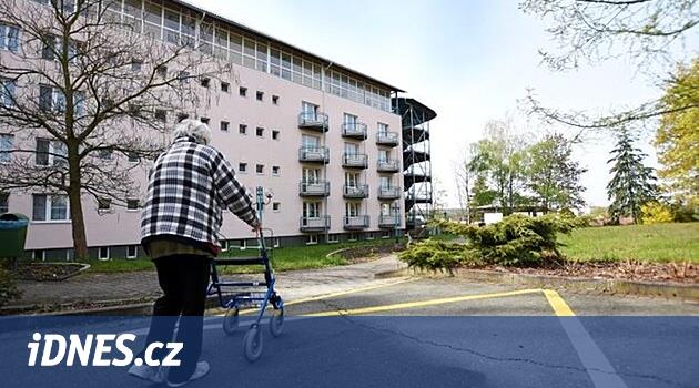 Hradec'in hala yaşlılar için kendi evi yok, bunu geliştiricilere sunacak