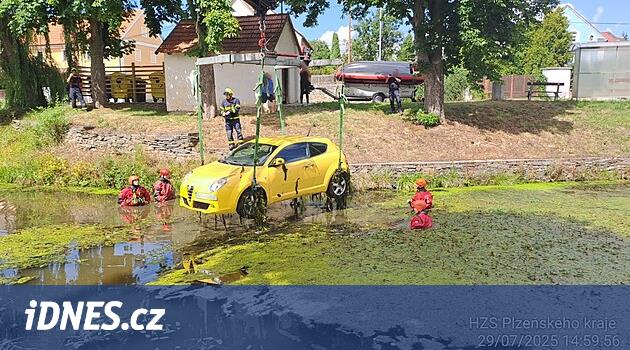 Žabinec až po střechu. Alfička si zaplavala v rybníčku, glosovali zásah hasiči
