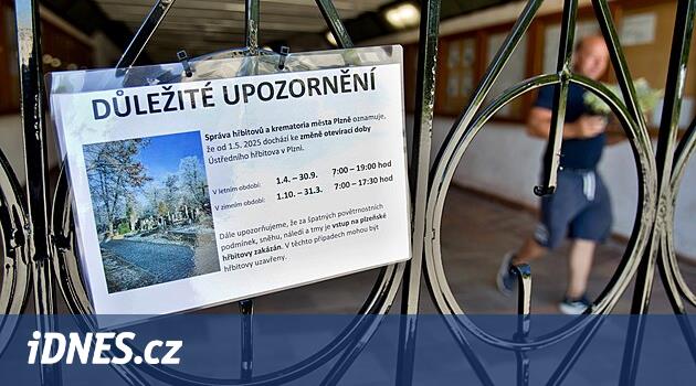İnsanlar Pilsen'deki Merkez Mezarlığı'nda kilitli kaldı, daha önce kapanıyor