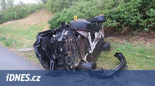 Auta na mokré vozovce dostala smyk a skončila mimo dálnici. Pět lidí se zranilo