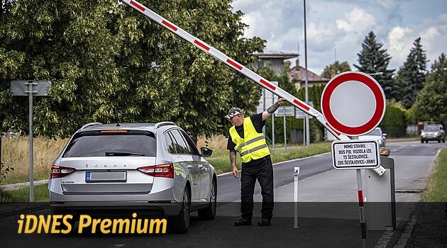 Ulomili závoru, odtahují bloky. Naštvaní řidiči v Klánovicích si cestu domů razí silou