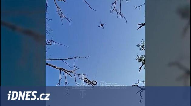 VIDEO: Zraněný voják senzačně unikl z obklíčení na elektrokole. Snesl mu ho dron