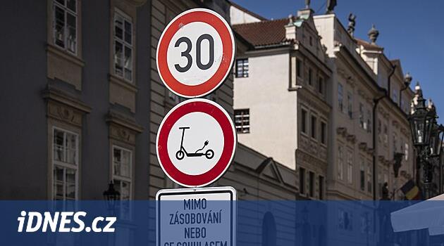 Praha 1, Nerudova Caddesi'ndeki Elektrikli Scooter'ları Yorum