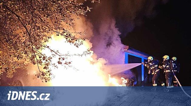 V Liberci v noci shořela tři auta, požár zasáhl i přilehlou garáž