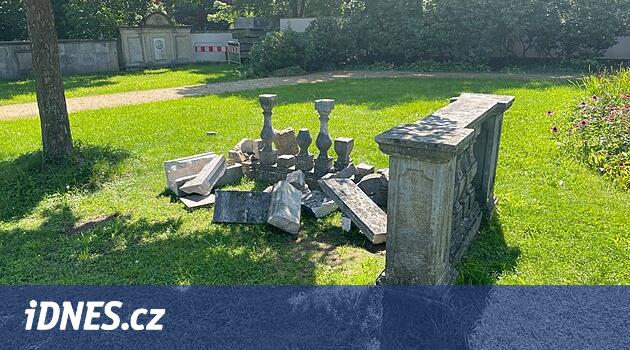 Vandallar Liberec Memorial Bahçesi'nde heykeller ve anıtlar