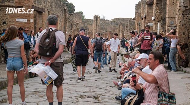 Radikální zbraně proti turismu. Letoviska bojují o přežití zdražováním i AI