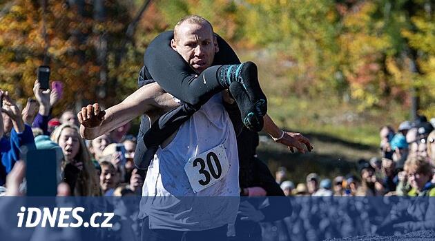 Čím těžší choť, tím více piva. Závod v nesení manželek poprvé ovládli Američané