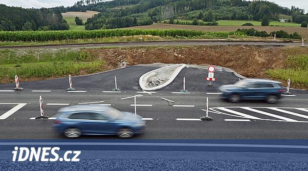 Yol işçileri zaten iyi su etrafındaki ana trafiği yayınladı