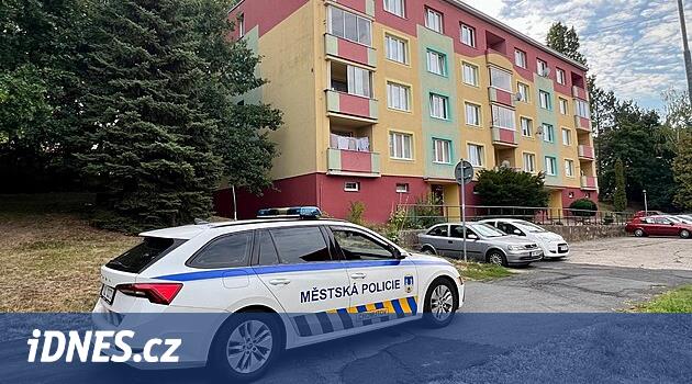 Chomutov'da insanlar rahatsız statik nedeniyle bir blok daire bırakmak zorunda kaldı