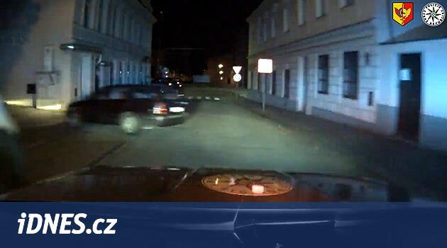Araba tekerleği yakarken, sürüş şoförü Prag'da yüzden fazla koştu