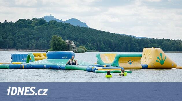 Hijyenistler, siyanobakteriler nedeniyle českolipsko bölgesindeki Macha Gölü'nde banyo yapmayı yasakladı