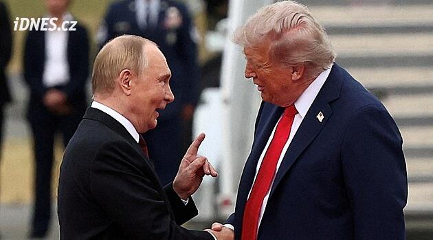 Co Putin na Trumpa má? ptá se Pelosiová po pozastavení protiruských sankcí