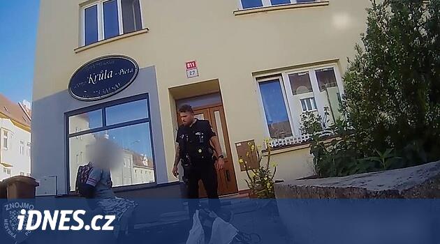 Znojmo'da sarhoş bir adam, elektrikli paspaslı çimlere düştü