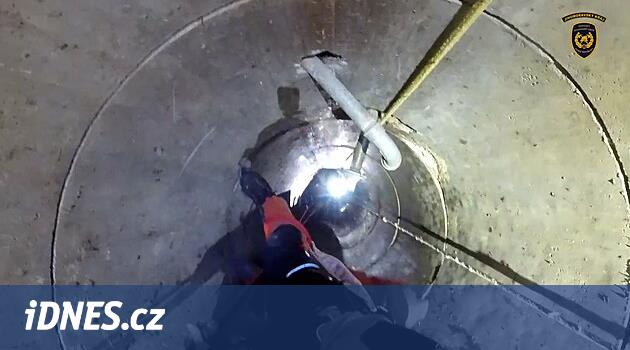 Brno bölgesindeki Přštice'deki adam kuyuya düştü: itfaiyeciler çıkarıldı