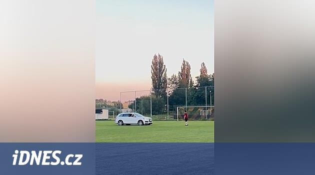 Audi Driver, Toužim'deki bir futbol sahasında çekildi ve polisi kurtardı