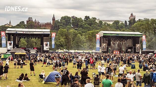 Od regálů do davu. Supermarkety hledají zákazníky na festivalech