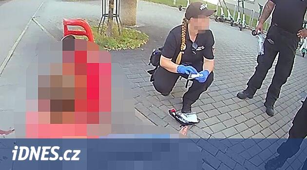 Budejovice'de sarhoş bir kıdemli tedavi sırasında memurlara lanetlendi