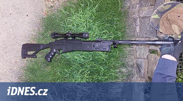 Güney Bohemya'ya polis müdahalesi, dördü iki maskeli adamı silahla tehdit etti