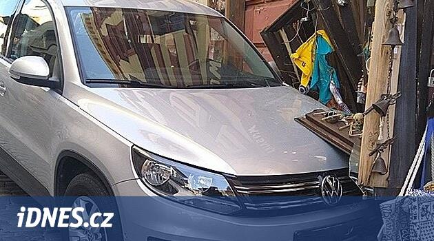 Krumlov'un tarihi merkezinde sürücü olmayan bir araba başladı