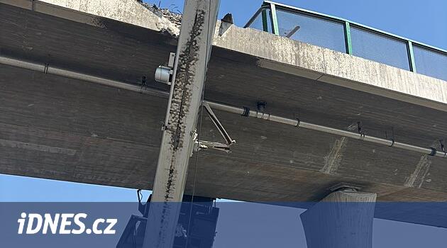 Vinç, Veselí Nad Lužnicí yakınlarındaki D3 otoyolundaki köprüde sıkışmıştı.