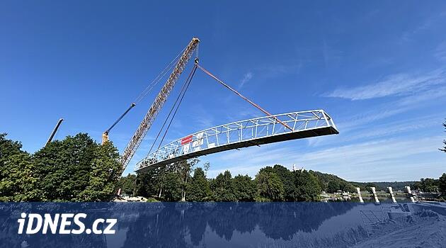 Hluboká Nad Vltavou'nun dev bir vinç tarafından yerleşmiş yeni bir yaya köprüsü var