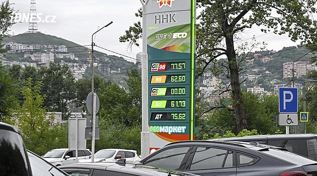 Některé ruské regiony začaly uvolňovat omezení pro prodej pohonných hmot. Zavedly je po ukrajinských útocích