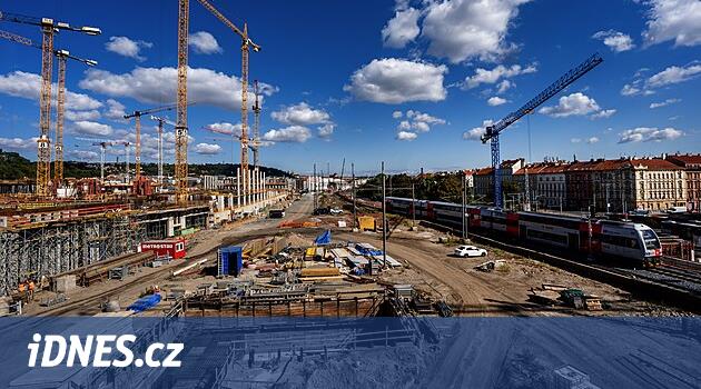 Smíchov tren istasyonunun yeniden inşası: büyüyen platformlar, alt geçitler ve ayak köprüsü büyüyor
