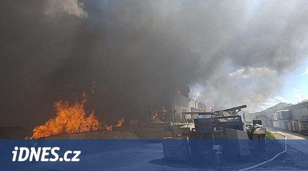 Na Olomoucku hoří třídírna plastu, černý dým byl vidět kilometry daleko