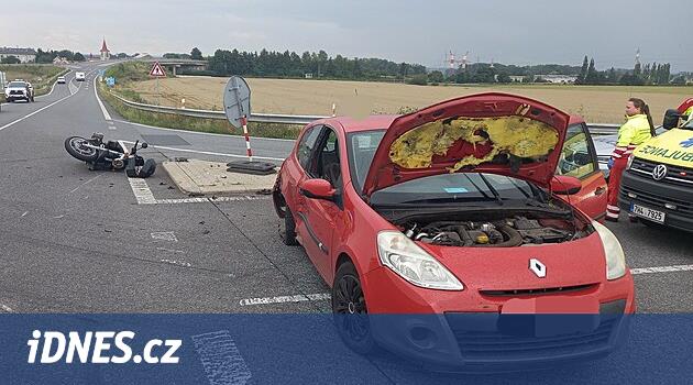 Spolujezdec z motorky se vážně zranil po střetu s autem na Náchodsku