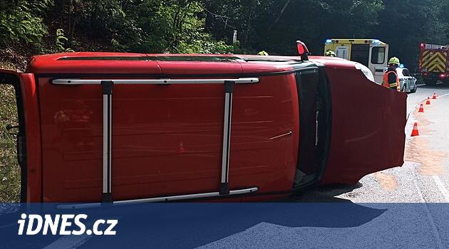 Strážník na dovolené pomohl rodině z převráceného auta, jiní jej úplně ignorovali