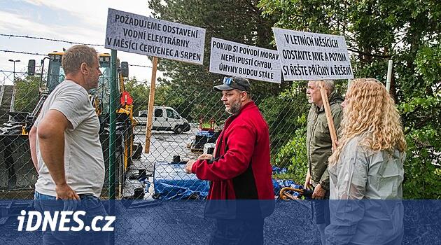Hrozí další úhyny, elektrárnu každé léto odstavte. Rybáři vyrazili protestovat k Dyji