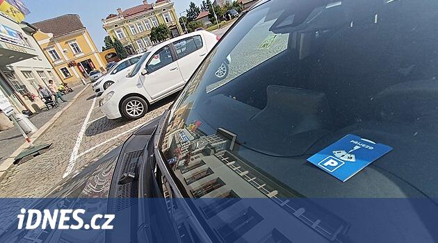 Sürücülerin belediye binasının önündeki arabayı kapatmak için park saatlerine ihtiyacı var