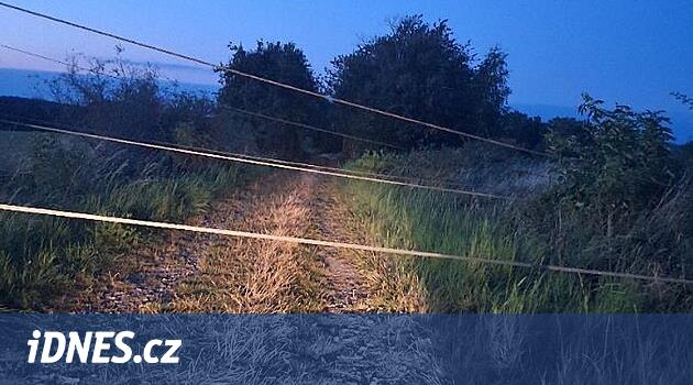 Kynice yakınlarındaki toprak yoldaki bir bisikletçi elektrik kablolarına çarptı