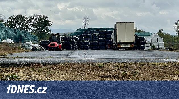 Lenešice'de ay, siyah bir depolama alanıdır, yerlilere göre, köyün bir kısmı hamamböceği ile rahatsız olur