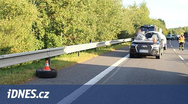 Meydandaki bir kamyonun düşmüş bir tekerleği yaklaşmakta olan bir arabaya çarptı, iki yaralandı