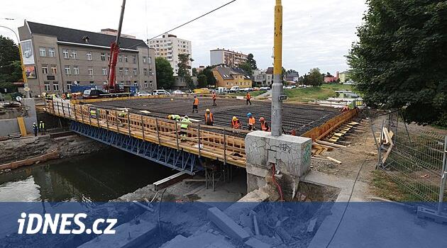 Opava'daki yok edilen köprünün seli yerine zaten bir iskeleti var