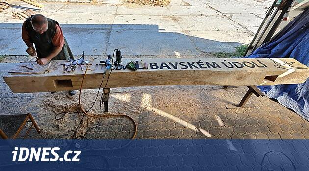 Woodcarver, Libava Vadisi'nin kapısında çalışıyor