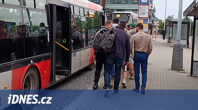 Do příměstských autobusů se může všemi dveřmi, mnozí cestující to zatím nevědí