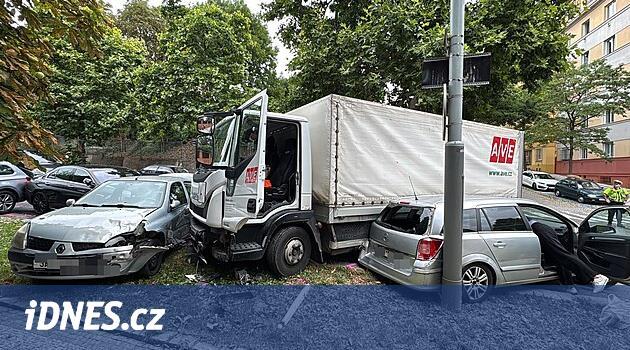 Náklaďák se po srážce vřítil na krajnici mezi auta, několik jich poškodil