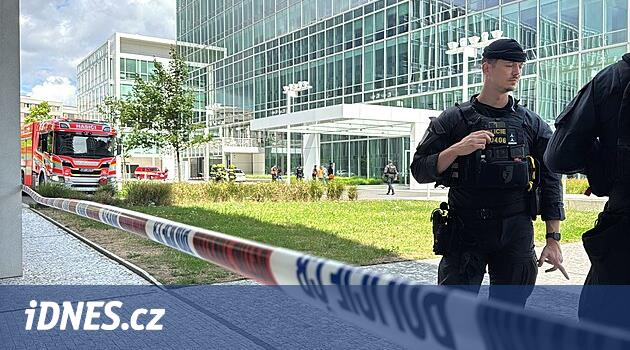Anonym nahlásil bomby v pražských bankách. Policie evakuovala tisícovku lidí
