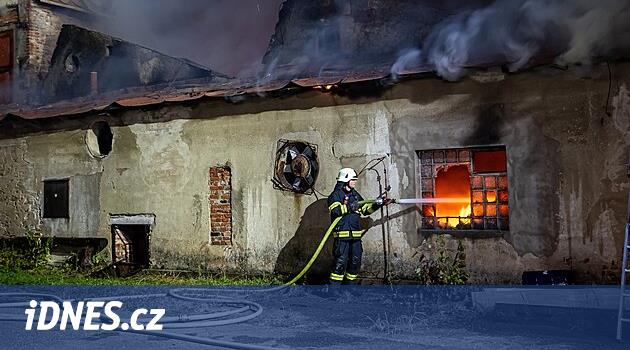 Náchod bölgesinde tekstil ve halılarla depo ateşi söndürülür