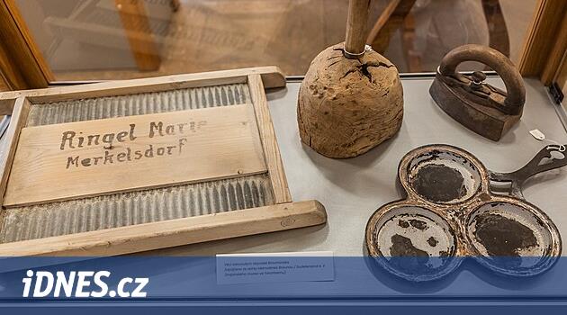 NSDAP rozetleri, sınır dışı edilmeden bir yalın. Sergi Drama Broumovsko'yu haritalar